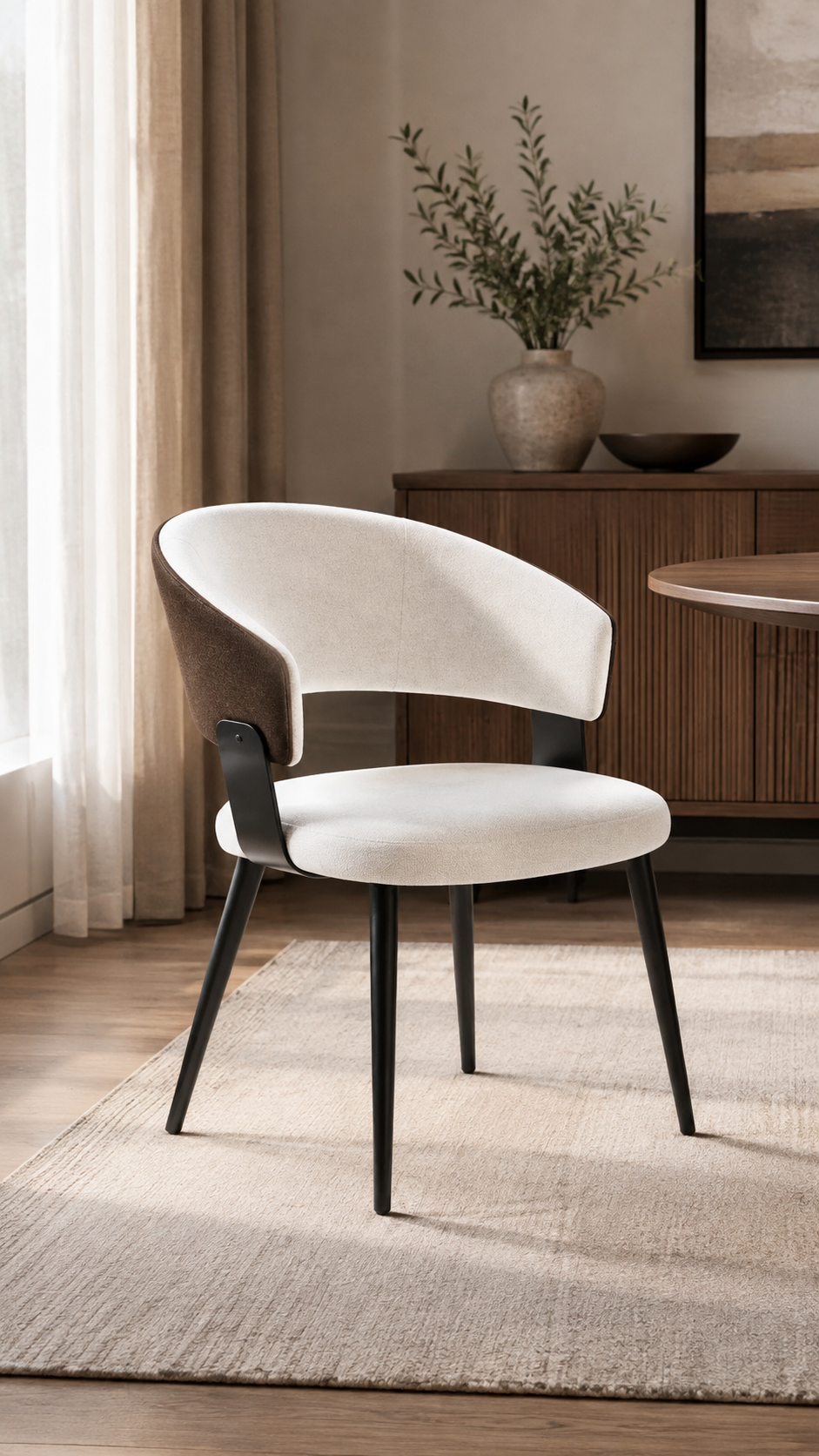 Silla de comedor tapizada en bouclé blanco con respaldo curvo y patas de metal negro